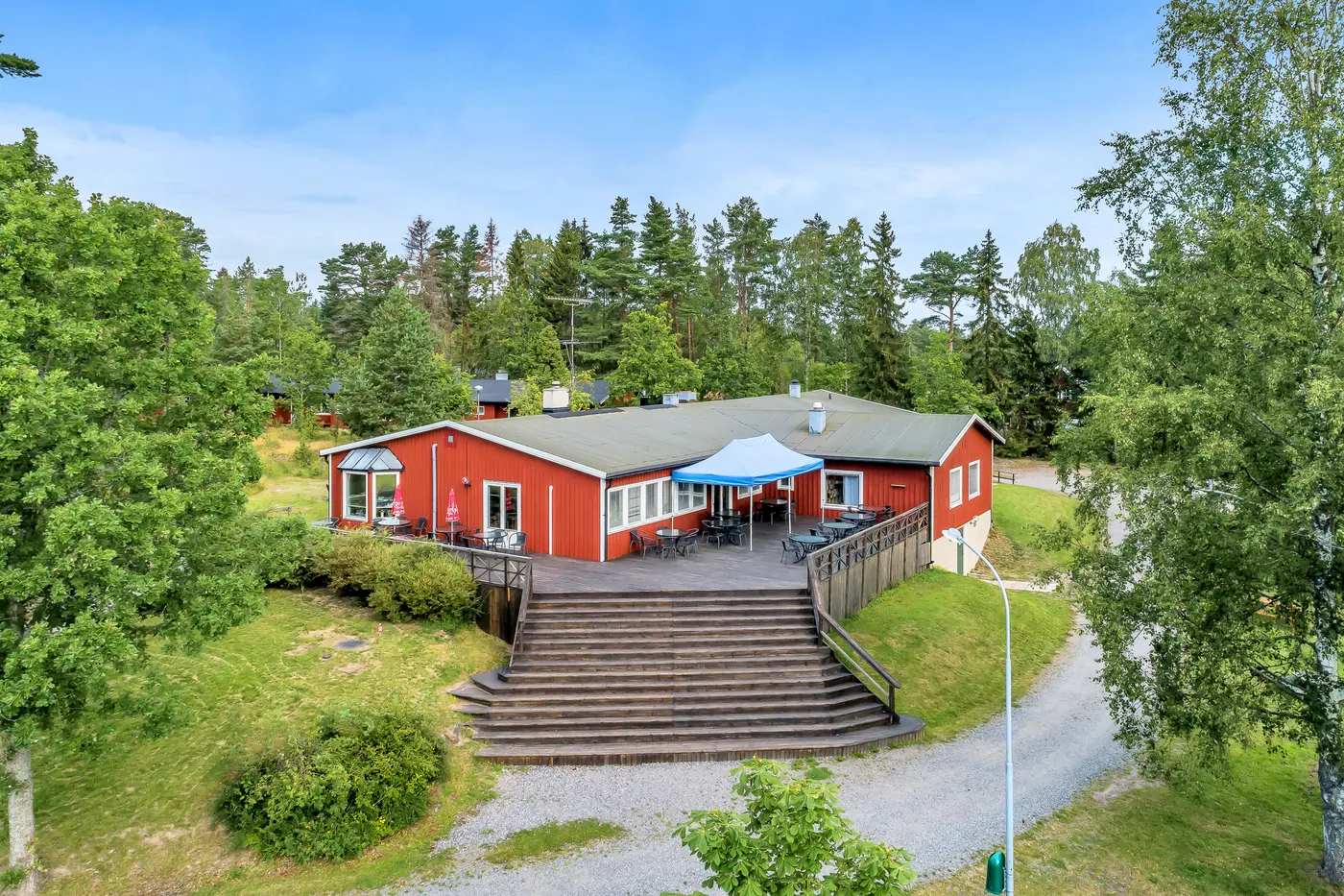 Huvudbyggnaden på Åkerögården, med trappan upp till altanen