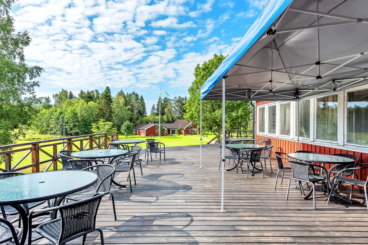 Altanen med bord och stolar en solig sommardag